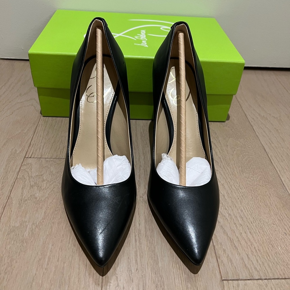 Sam Edelman Hazel Pointed Toe Pump in Black. 7 1/2